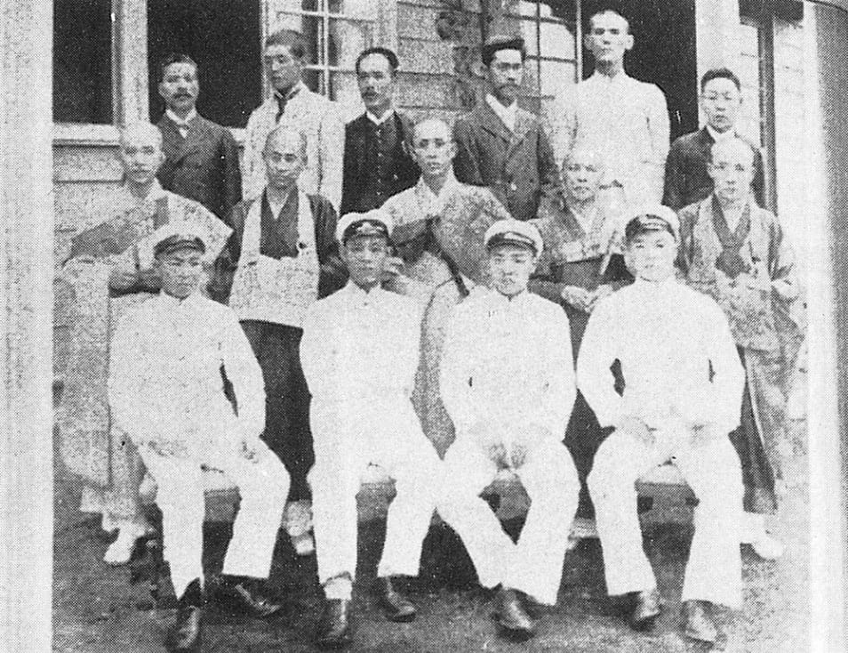 1903年（明治36年）第三中学林の第1回卒業生の画像