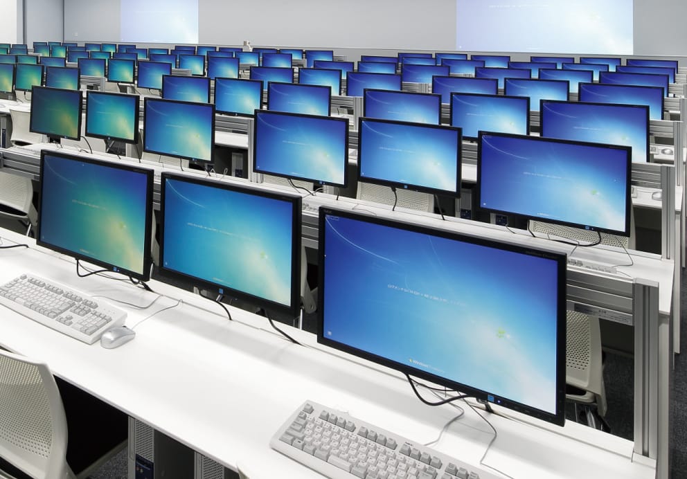 最新機器を備えたパソコン教室の写真